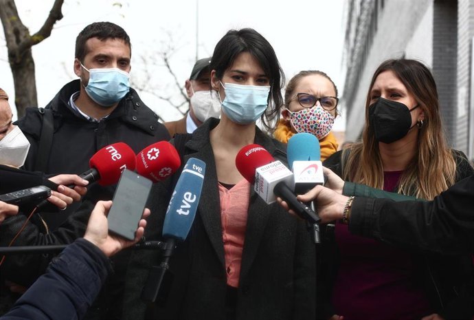 La número 2 de Unidas Podemos para las elecciones a la Asamblea de Madrid, Isa Serra, acompañada de la número 4 del partido para los comicios madrileños, Alejandra Jacinto (1d); del número 6 en la lista, Jesús Santos (1i), y de la número 7, Caro