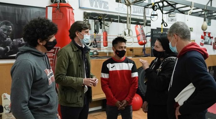 El vicesecretario de Comunicación del PP, Pablo Montesinos,  junto al exdirigente de Ciudadanos Toni Cantó, en una visita a una escuela de boxeo en el barrio de La Latina. En Madrid, a 22 de abril de 2021.