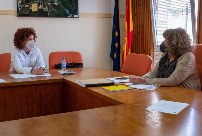 La presidenta de la Diputación de Huelva, María Eugenia Limón, se reúne con la alcaldesa de Villanueva de los Castillejos.