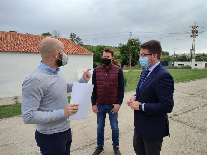 Visita de Benjumea a Cazalla de la Sierra para abordar la cuestión del nuevo tanatorio