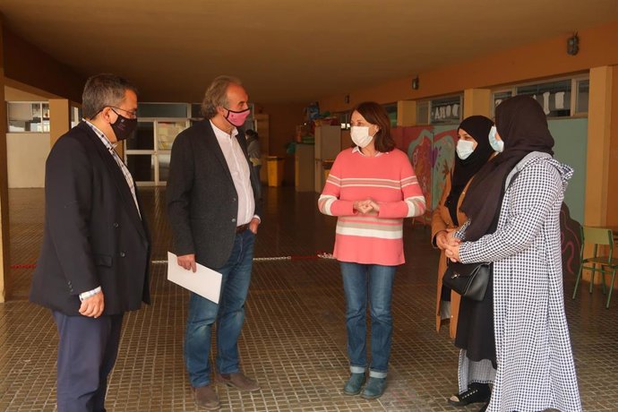 Martí March visita el nuevo comedor, que prestará servicio el próximo curso, del CEIP Joan Capó de Palma.