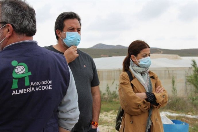 Los eurodiputados de Unidas Podemos, Manu Pineda y Sira Rego, en los asentamientos de Níjar