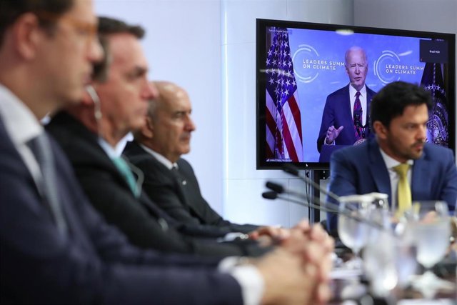 HANDOUT - 22 April 2021, Brazil, Brasilia: Brazilian President Jair Bolsonaro (2n L) attends the virtual Leaders Summit on Climate, called on by US President Joe Biden. Photo: Marcos Correa/Palácio do Planalto/dpa - ATTENTION: editorial use only and only 