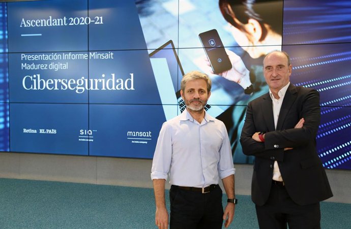 Carlos Beldarrain, director del servicio de desarrollo de Indra ,y Luis Álvarez, consejero delegado de SIA, en la presentación del informe sobre Madurez Digital en Ciberseguridad