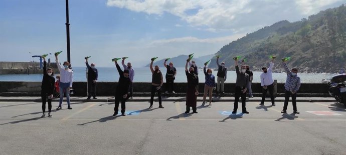 Hosteleros de Tazones escanciando sidra
