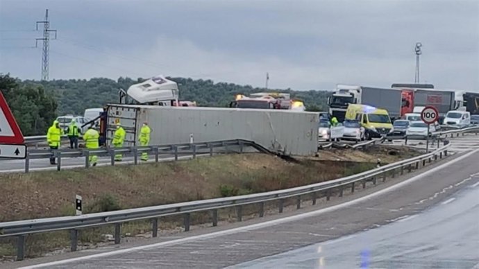Camión accidentado en la A-4, a su paso por Villannueva de la Reina.