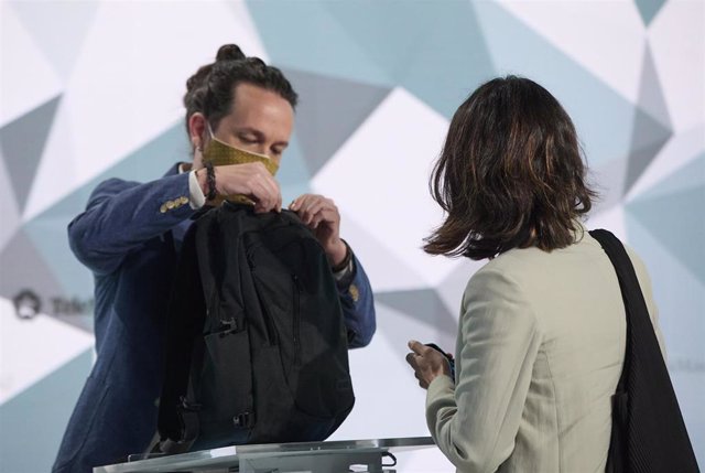 La coportavoz estatal de Podemos , Isa Serra; conversa con el candidato de Unidas Podemos a la Presidencia de la Comunidad de Madrid, Pablo Iglesias, minutos antes del primer debate electoral previo a los comicios, en Telemadrid. 