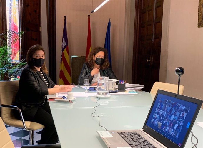 La presidenta del Consell de Mallorca, Catalina Cladera, y la consellera de Presidencia, Función Pública e Igualdad del Govern, Mercedes Garrido, en una reunión telemática con los alcaldes de la isla.