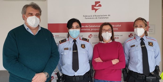 En la fotografía, Antoni Torres, presidente de FEFAC, y Marina Oriol, secretaria de FEFAC, con dos Mosses dEsquadra