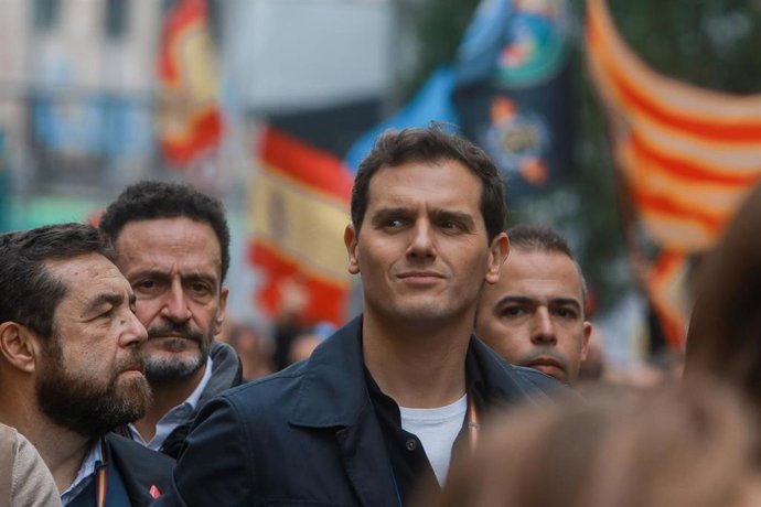 Archivo - El presidente de Ciudadanos, Albert Rivera, y detrás, a su izquierda, el portavoz adjunto de Cs en el Congreso y candidato a presidir la Comunidad de Madrid, Edmundo Bal, en una manifestación convocada por Jusapol en Madrid.