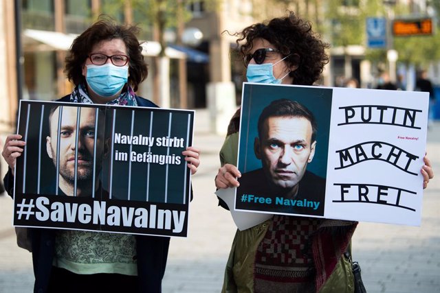 21 April 2021, North Rhine-Westphalia, Duesseldorf: People take part in a protest in support of jailed opposition leader Alexei Navalny. Photo: Federico Gambarini/dpa