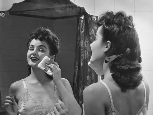 Archivo - Woman in bathroom.