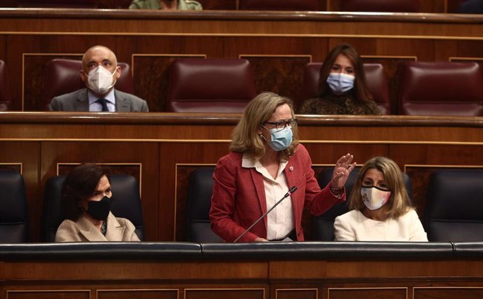 La vicepresidenta segunda y ministra de Asuntos Económicos y Transformación Digital, Nadia Calviño, interviene durante una sesión de control al Gobierno en el Congreso