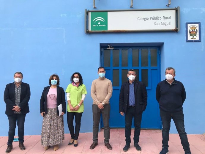 El delegado de Educación en Almería visita un colegio