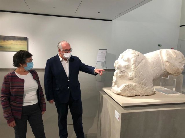 Jesús Estrella junto a una de las piezas de la exposición