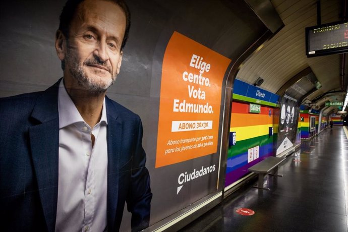 Cartelería electoral de Cs promoviendo el abono '30x30' en la estación de Metro de Chueca