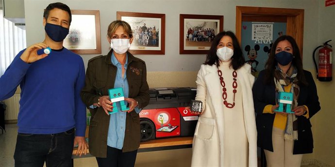 La delegada de Educación y Deporte de la Junta de Andalucía en Córdoba, Inmaculada Troncoso (segunda por la izda.), en la presentación de 'DigiCraft en tu cole'