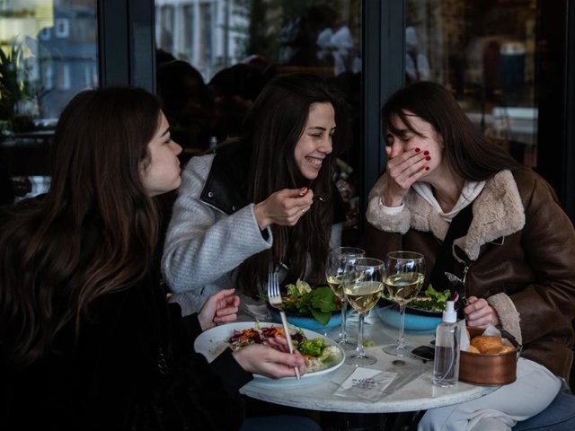 Archivo - People having lunch at a re-opened restaurant in the Galata district on March 02, 2021 in Istanbul, Turkey.