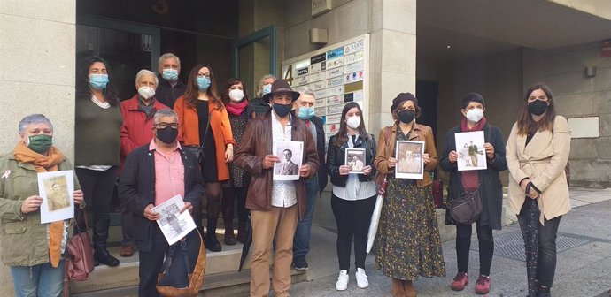 La diputada provincial María Ortega, junto a familiares de Celestino Carbia, Bernardo Mato, Carlos Abella, José Lijó y José Sieira, en la presentación de su adhesión a la 'querella argentina' contra crímenes del franquismo.