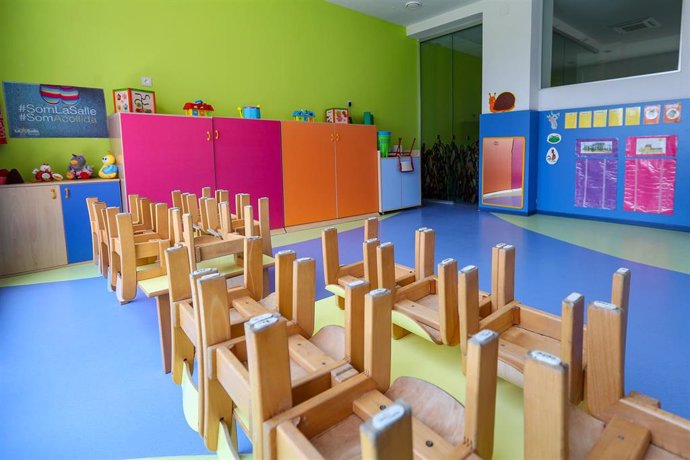 Archivo - Mesas y sillas recogidas en un aula de un colegio.- Archivo