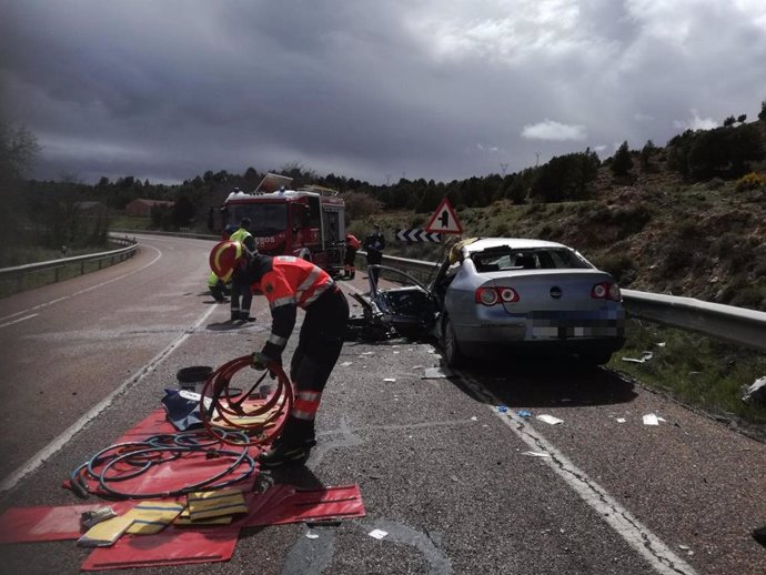 Herido grave el conductor de un coche tras chocar contra un camión en la N-240, en Cuevas Labradas (Teruel).