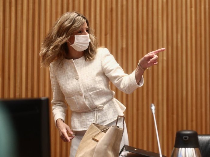 Archivo - La ministra de Trabajo y Economía Social, Yolanda Díaz, saluda a su llegada a la Comisión de Trabajo, Inclusión, Seguridad Social y Migraciones celebrada en la Sala Ernest Lluch del Congreso de los Diputados, en Madrid, (España), a 22 de marzo