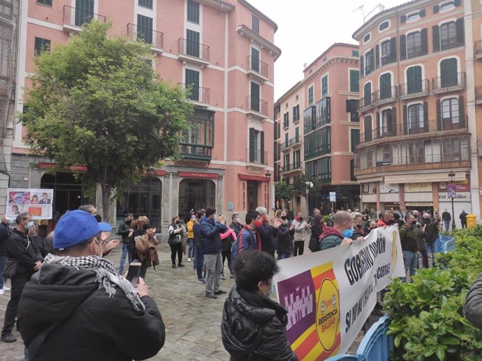 Concentración frente al Ayuntamiento de Palma a favor de la apertura de los interiores en hostelería.