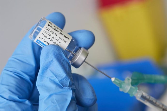 Una profesional sanitaria sostiene un vial con la vacuna de Janssen contra el Covid-19, a 22 de abril de 2021, en Pamplona, Navarra (España). Navarra ha comenzado a administrar este jueves la vacuna de Janssen a unas 830 personas, que han sido citadas p