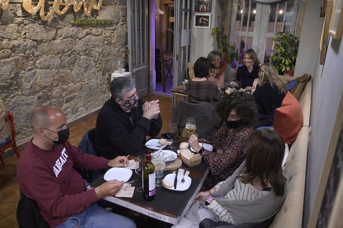 Unas personas cenando en el interior de un restaurante, a 16 de abril de 2021, en A Coruña, Galicia (España). 