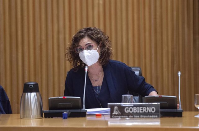 La ministra de Hacienda, María Jesús Montero interviene durante la Comisión de Hacienda en el Congreso de los Diputados, a 22 de abril de 2021, en Madrid (España). 