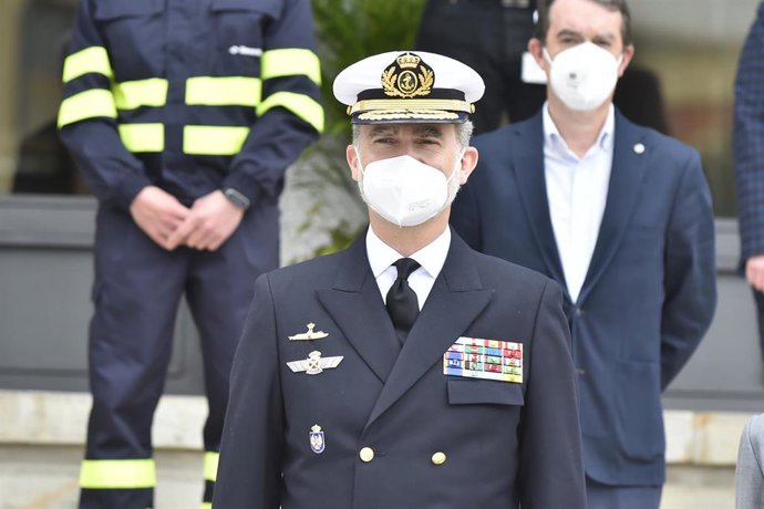 El Rey Felipe VI posa durante su visita al astillero de Navintia, a 22 de abril de 2021 en Cartagena, Murcia (España). 