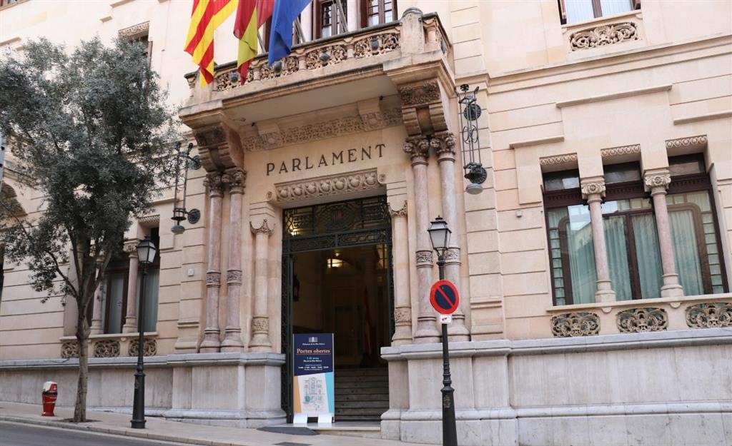 The Balearic Parliament urges Education to equip educational centers with the necessary digital material