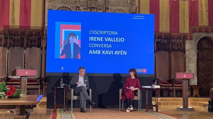 El periodista Xavi Ayén i l'escriptora Irene Vallejo, durant el pregó de Sant Jordi a l'Ajuntament de Barcelona