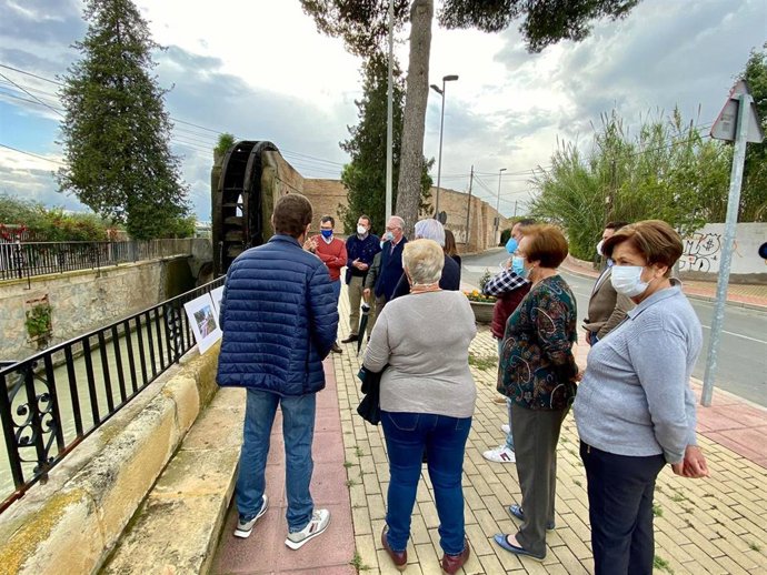 Ballesta, junto a la portavoz del PP municipal, Rebeca Pérez, y los concejales Antonio Navarro y José Guillén, ha visitado este jueves La Ñora