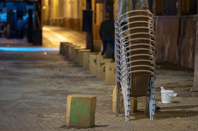 Archivo - Cierre de bares en Sevilla a las 10 de la noche debido a las medidas tomada por la Junta de Andalucía para paliar la pandemia del Covid.19. Las fotografías están tomadas en la Alameda de Hércules de  Sevilla a 25 de octubre 2020