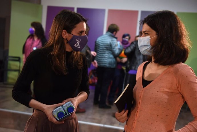 La ministra de Igualdad, Irene Montero, y la coportavoz estatal de Podemos, Isa Serra, conversan tras participar en un acto feminista organizado por Unidas Podemos.