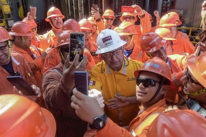 Archivo - El presidente de México, Andrés Manuel López Obrador, con trabajadores de Pemex