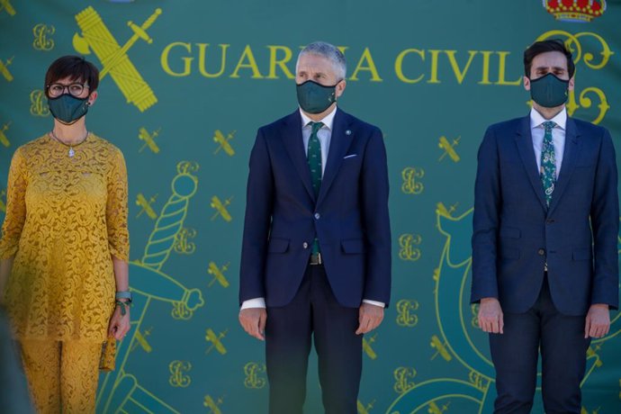 Archivo - El ministro del Interior, Fernando Grande-Marlaska, y la directora de la Guardia Civil, María Gámez, a su derecha, en un acto del Instituto Armado