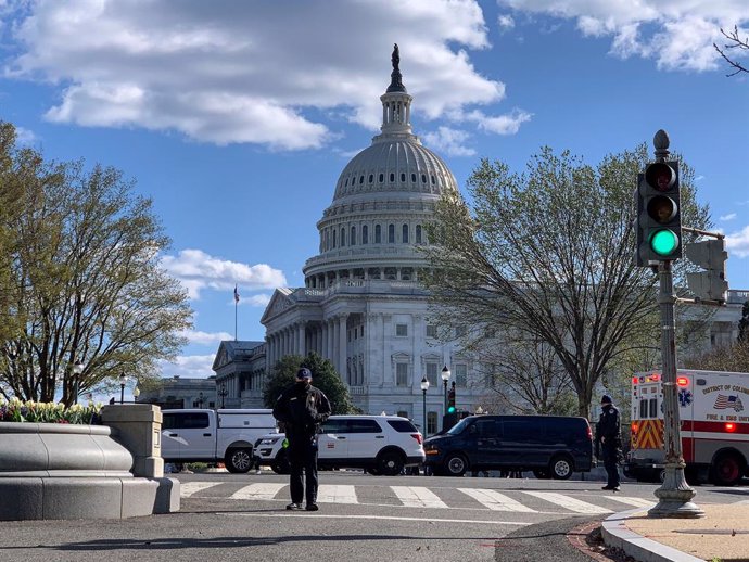 02 April 2021, US, Washington: Officers stand at the scene, where one officer was killed, a second injured, after a man drove his car into them at the heavily guarded northern entrance to the US Capitol. Photo: Sue Dorfman/ZUMA Wire/dpa