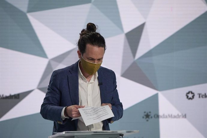 El candidato de Unidas Podemos a la Presidencia de la Comunidad de Madrid, Pablo Iglesias, minutos antes del comienzo del primer debate electoral previo a los comicios a la Asamblea de Madrid, en Telemadrid, a 21 de abril de 2021, en Madrid (España).