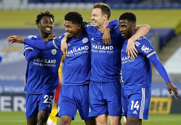 22 April 2021, United Kingdom, Leicester: Leicester City's Jonny Evans (2nd R) celebrates scoring his side's second goal with team-mates during the English Premier League soccer match between Leicester City and West Bromwich Albion at the King Power Sta