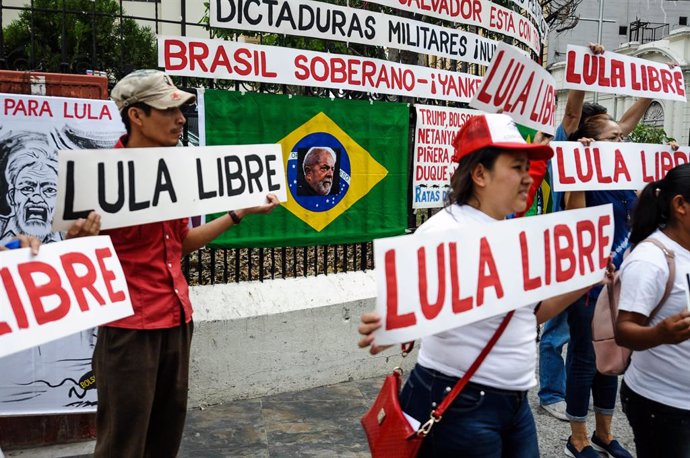 Archivo - 07 April 2019, El Salvador, San Salvador: Salvadorans hold placards during a demonstration against the of imprisonment of former Brazilian President Lula da Silva, after he already one year in a Brazilian prison. Photo: Camilo Freedman/ZUMA Wi