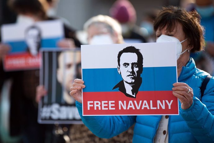 21 April 2021, North Rhine-Westphalia, Duesseldorf: People take part in a protest in support of jailed opposition leader Alexei Navalny. Photo: Federico Gambarini/dpa
