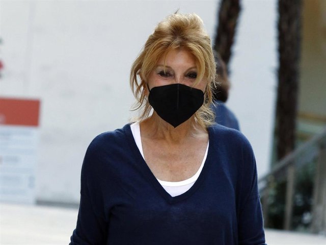 Tita Cervera abandona el Museo Thyssen emocionada tras conocer que el Ministerio de Cultura amplia tres meses más  la garantía de Estado de la colección de la baronesa Thyssen.