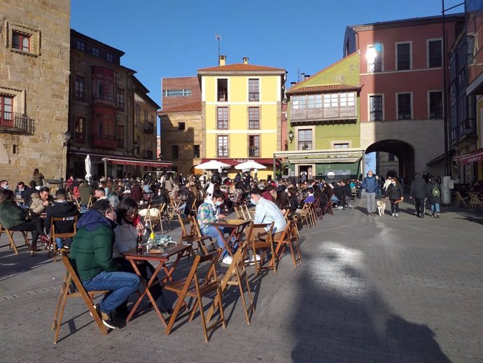 Gente en una terraza de Gijón, a 27 de marzo de 2021.