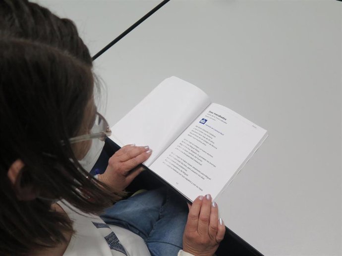 Persona con discapacidad intelectual leyendo libro en lectura fácil.