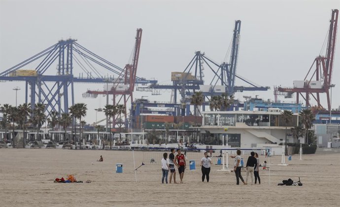 Varias personas en la playa la Malvarrosa, en Valencia