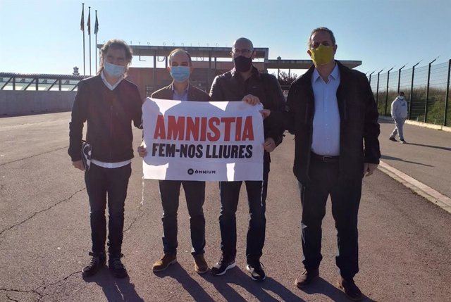 El presidente de Òmnium, Jordi Cuixart, y los ex concejales Jordi Turull, Raül Romeva y Joaquim Forn salen de la cárcel de Lledoners (Barcelona).