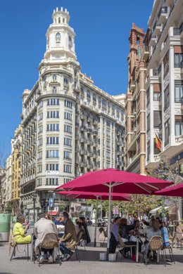 Varias personas en la terraza de un bar, el día en que se amplían a seis los comensales por mesa