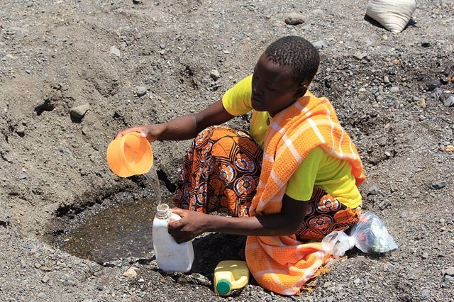 Excavando en busca de agua potable en el lecho de un río seco